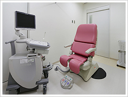 リラックスして内診を受けていただける内診室